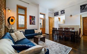 Rustic Downtown Apartment 106 M2
